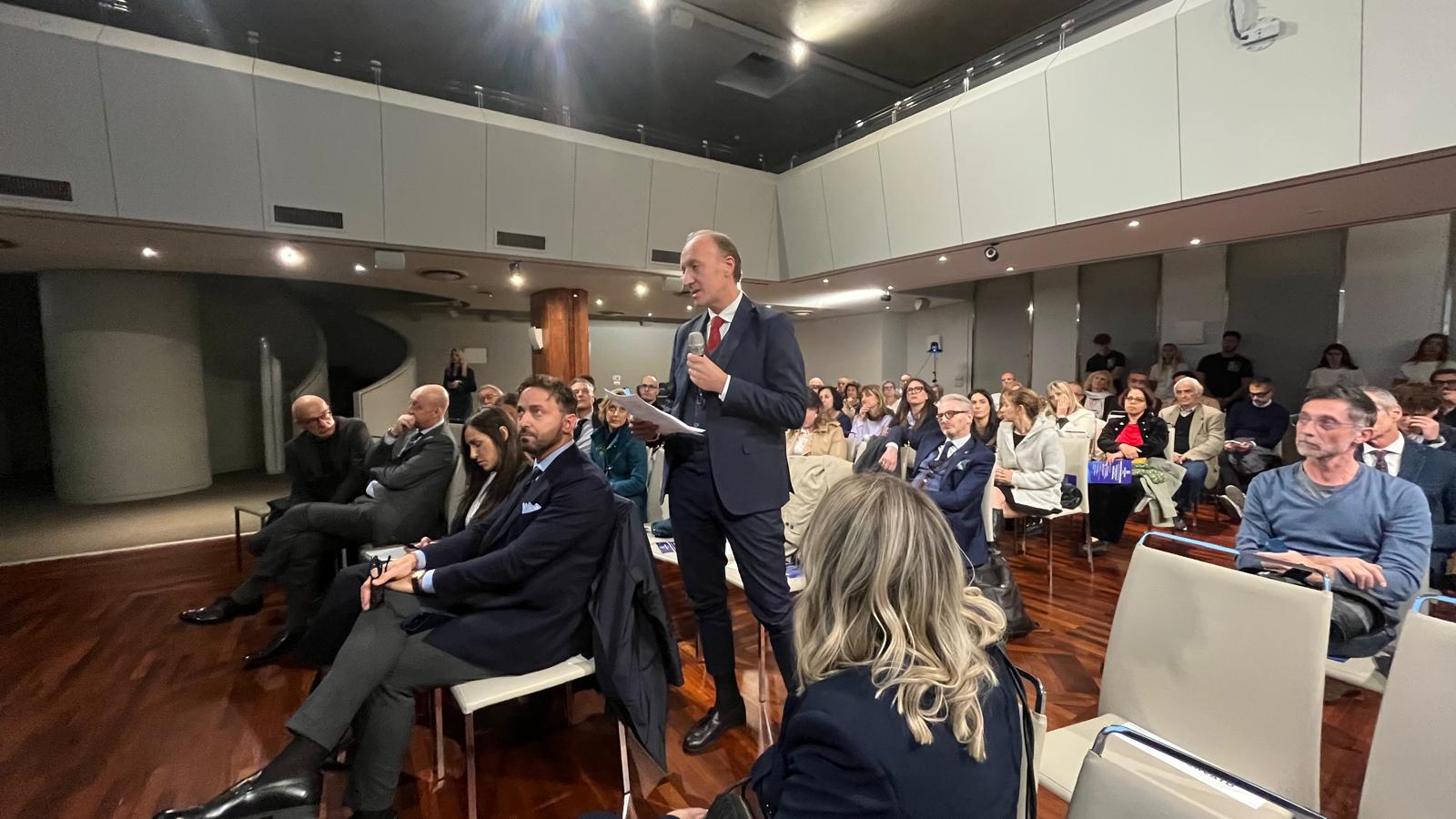 Una domanda dal pubblico durante il confronto.