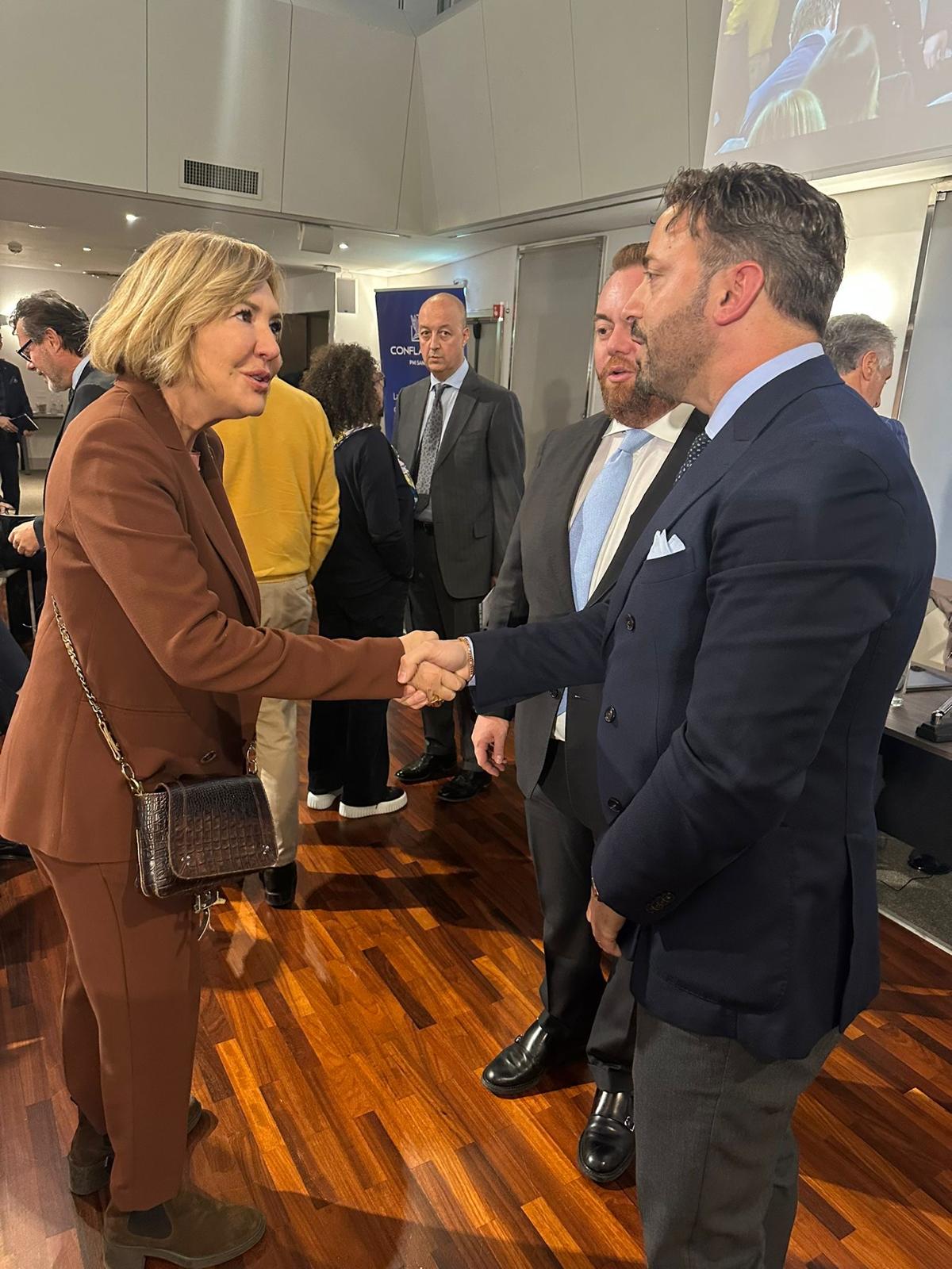I saluti e il dialogo tra i partecipanti.