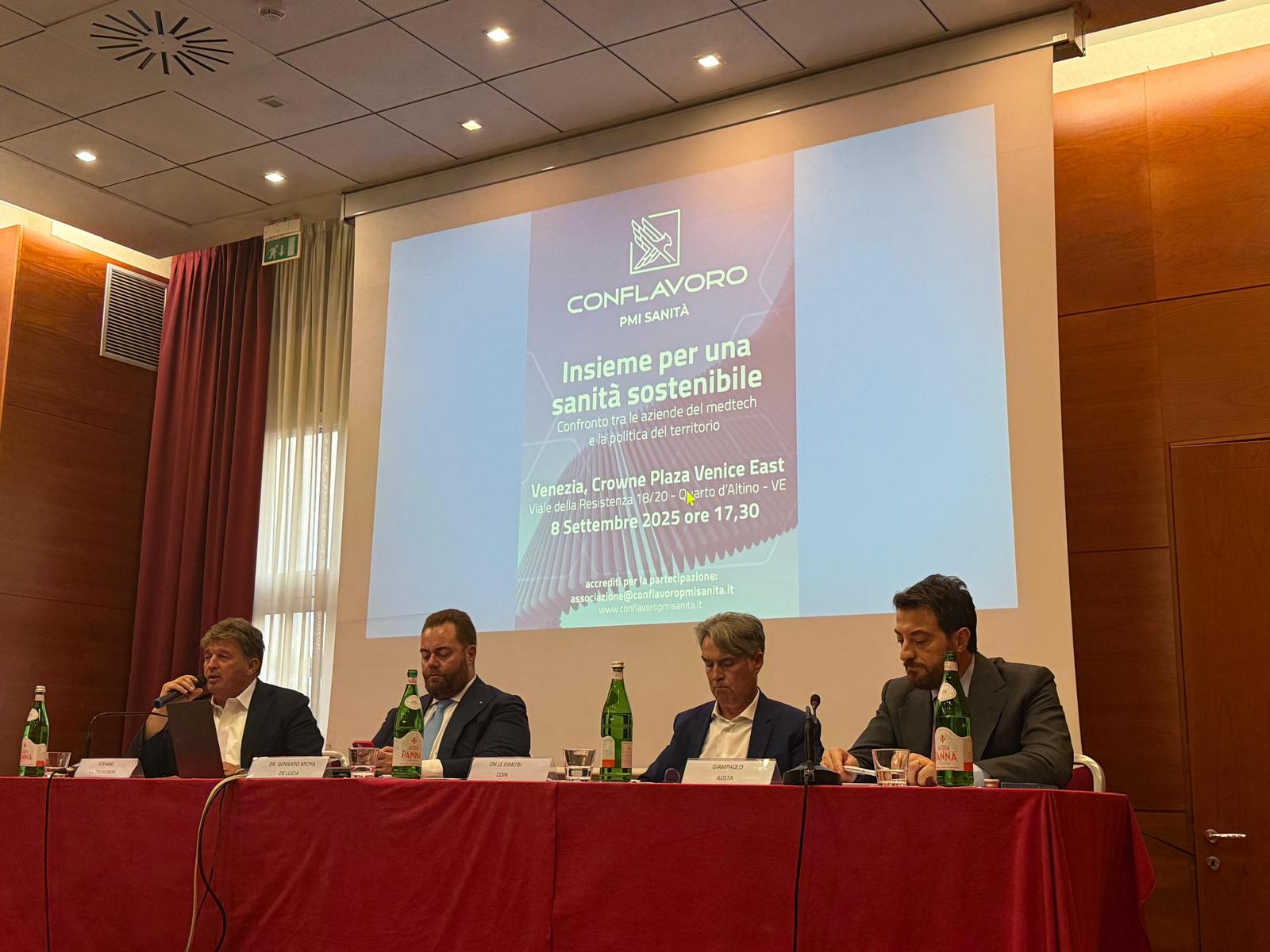 Il tavolo dei relatori durante l’incontro di Venezia.