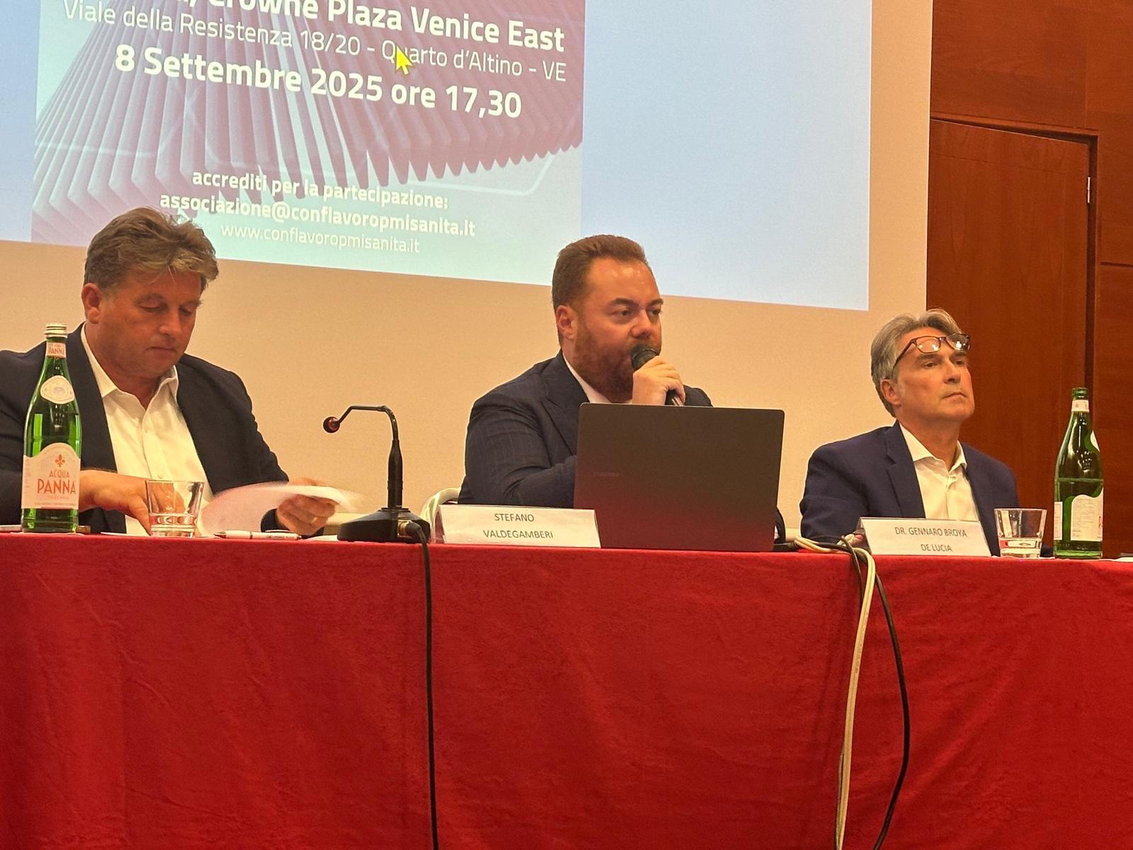 Un intervento al tavolo durante il confronto sul payback.