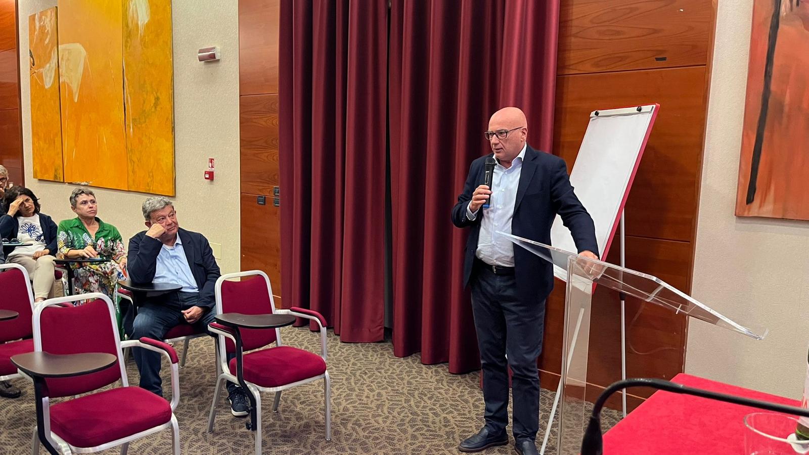 Un intervento al leggio durante il confronto con i partecipanti.