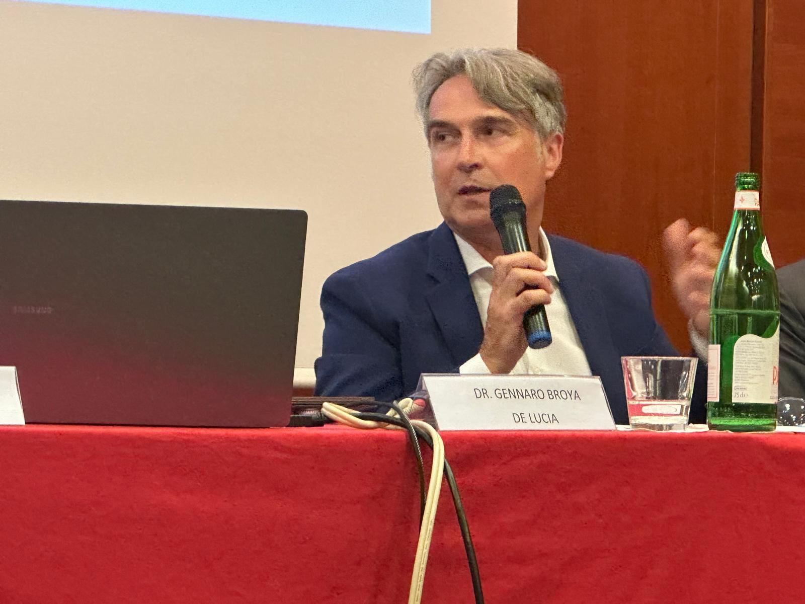 Un relatore interviene al microfono.