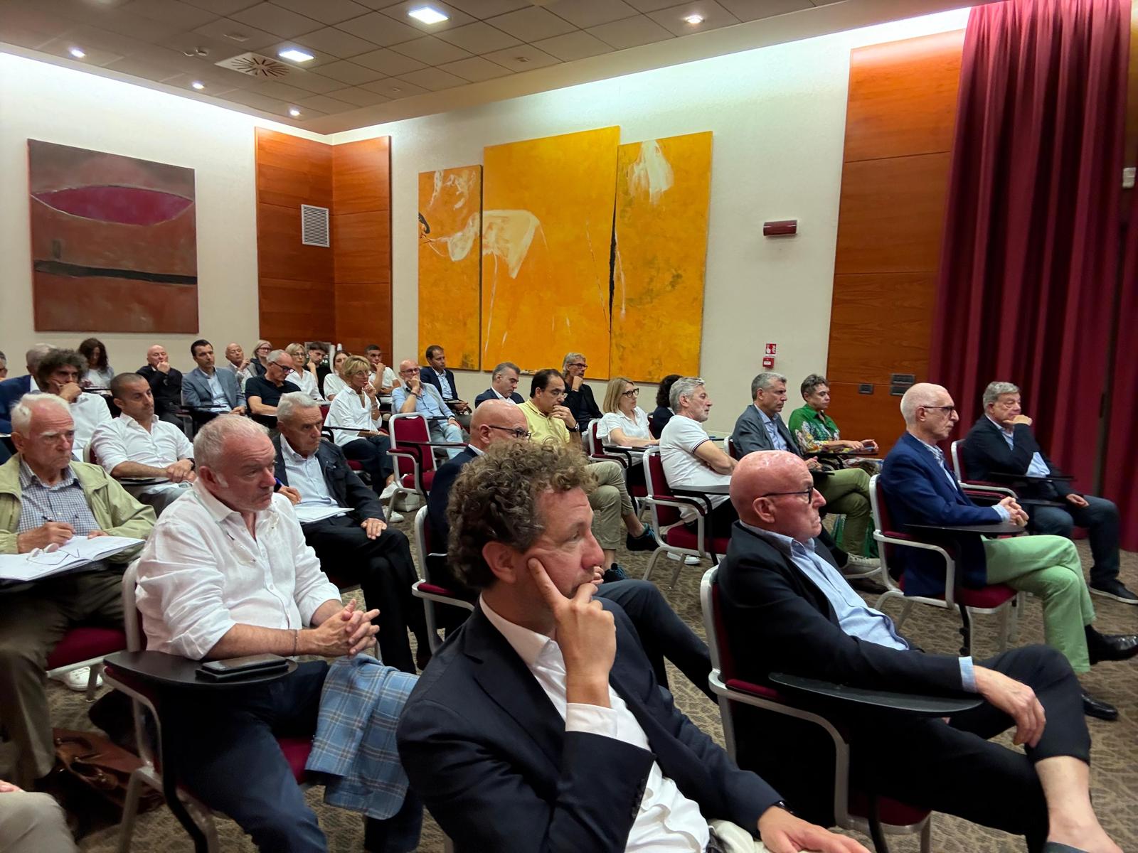 I partecipanti seguono gli interventi in sala.